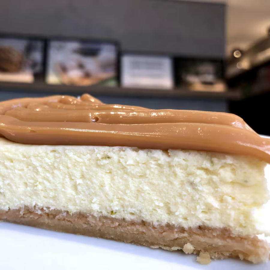 Torta Cheese Cake com coberturas. Disponíveis nos sabores: Nutella, doce de leite ou morango em caldas