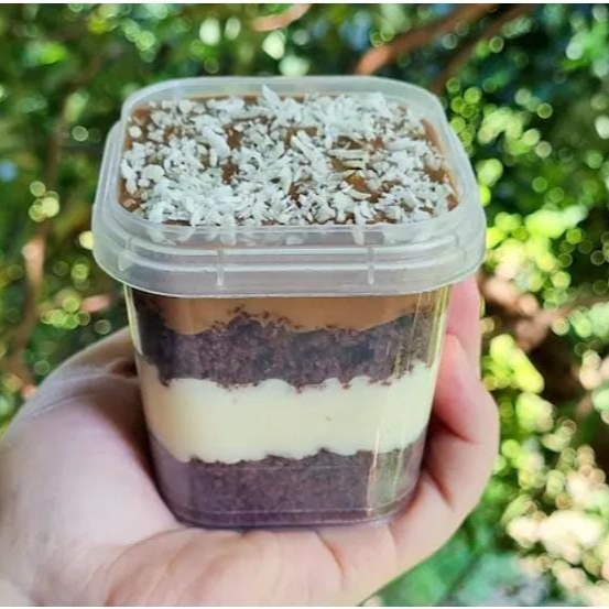 Prestígio – Uma explosão de sabor tropical! Feito com massa de chocolate molhadinha, recheado com creme de beijinho bem cremoso e camadas de chocolate. Uma combinação perfeita pra quem ama chocolate com coco!