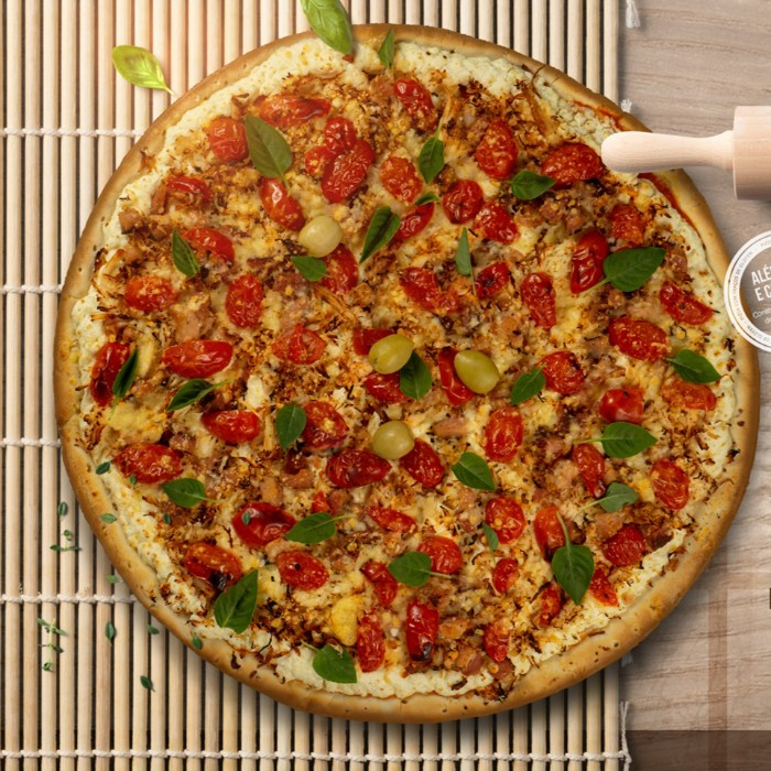 Massa sem glutén*, deliciosa pasta de ricota light, frango desfiado, pequenos cubos de bacon, tomate cereja, leve toque de parmesão e manjericão. * Atenção Celíacos e intolerantes: As pizzas são produzidas em zona mista, por isso contém traços de gutén no compartilhamento da mesma área de produção das pizzas tradicionais
