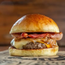 Pão hambúrguer de 120 g mussarela bacon cebola roxa molho da casa