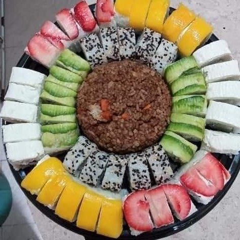 Charola mixta 40 bocadillos y yakimeshi.