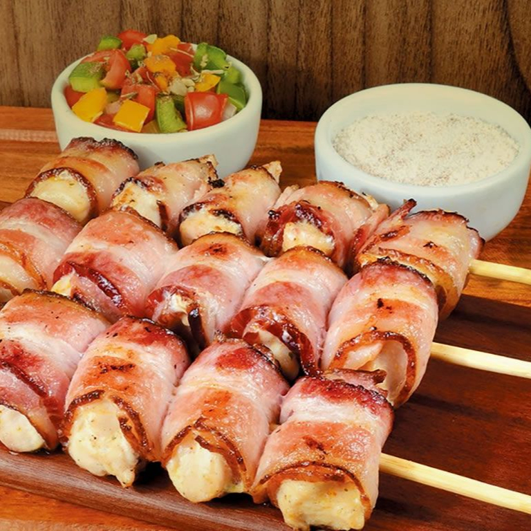 Espetinho de Frango Com Bacon Macio, suculento e grelhado no ponto Certo. ( Serve 1 Pessoa)