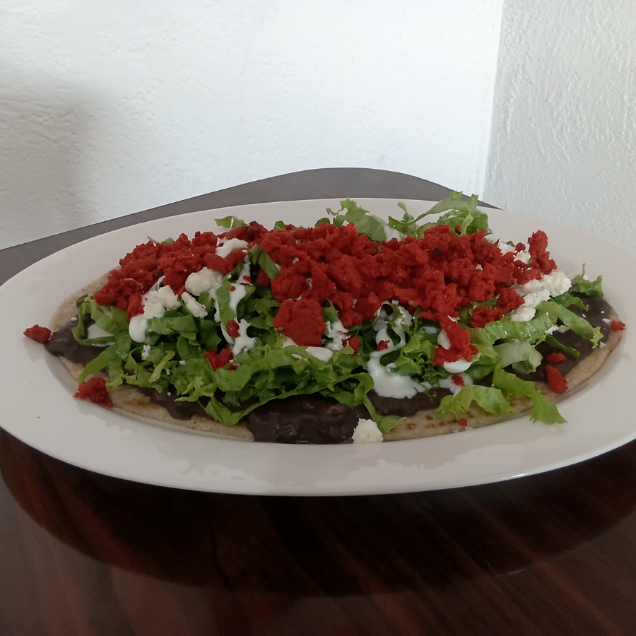 Huarache con Chorizo