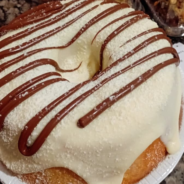 Massa fofinha, deliciosa e molhadinha. Coberto com brigadeiro cremoso de leite ninho, regado em leite em pó e finalizado com fios de Nutella original. (Rende aproximadamente 8/10 fatias)