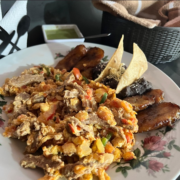 Huevos con Machaca de Res