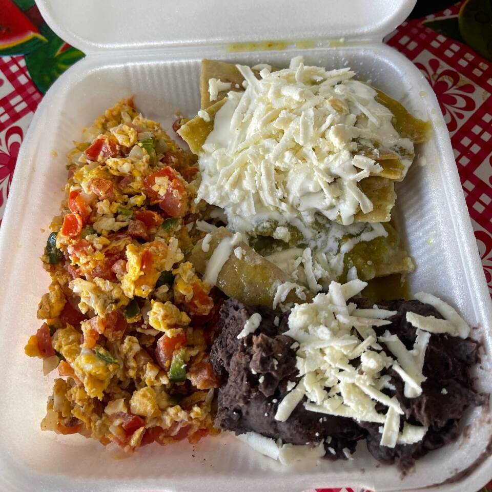Huevo a la mexicana con guarnicion de Chilaquiles