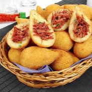 Coxinha recheada de carne seca já pré frita. Preparo > Colocar na air fryer á 180° por 10 minutos.
