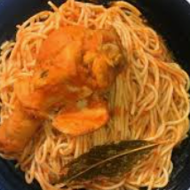 Tallarines Rojos con Pollo + Entrada + Bebida
