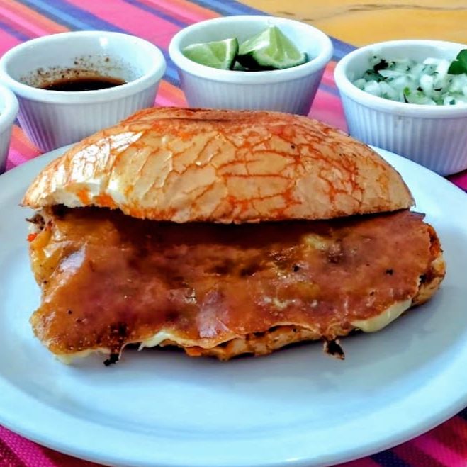 2 Tortas con Queso más Bebida