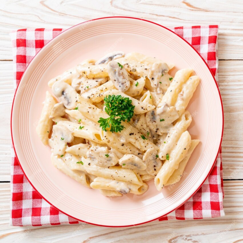 Delicie-se com nosso Penne ao Molho Branco com Frango, servido em uma generosa porção individual de 500ml. Este prato de massa de sêmola com ovos, apresenta um irresistível molho branco Bechamel, preparado com maestria e cuidado. Desfrute do sabor inconfundível do filé de frango cuidadosamente desfiado, que agrega textura e um sabor intenso ao prato. A noz-moscada, cuidadosamente selecionada, acrescenta um toque final de requinte e aroma, transformando essa pasta em uma experiência culinária verdadeiramente memorável.