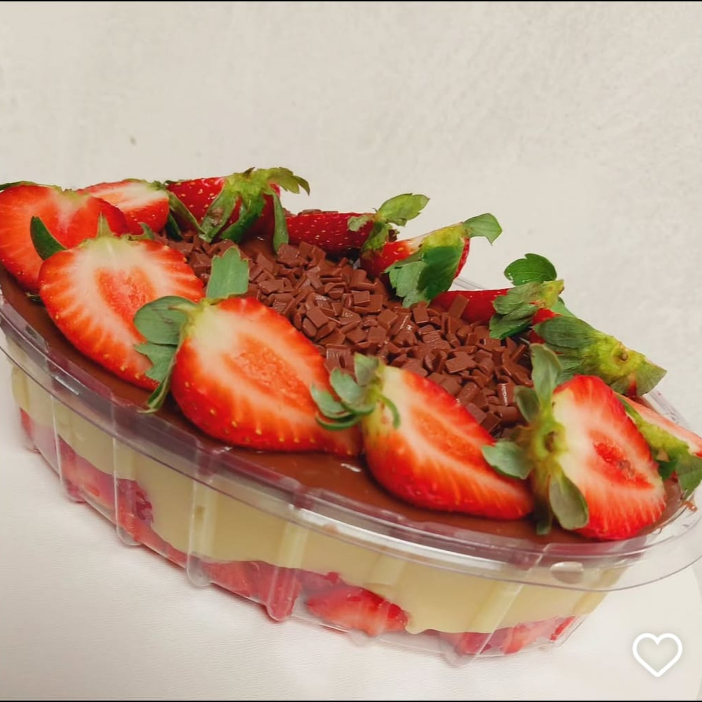 Para quem adora dividir uma sobremesa essa e perfeita, bombom de morango na travessa, brigadeiro de chocolate branco com brigadeiro de chocolate e muitos morangos com granulado. Você não vai comer sozinho e vai viciar seus amigos. ......... Tags........ Bombom de morango, colomba , um litro , sobremesa, tamanho família, chocolate, brigadeiro, morango