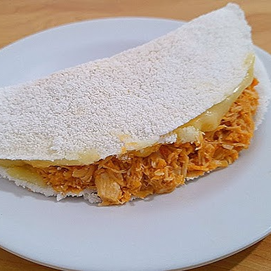 TAPIOCA RECHEADA COM FRANGO, REQUEIJÃO E QUEIJO.