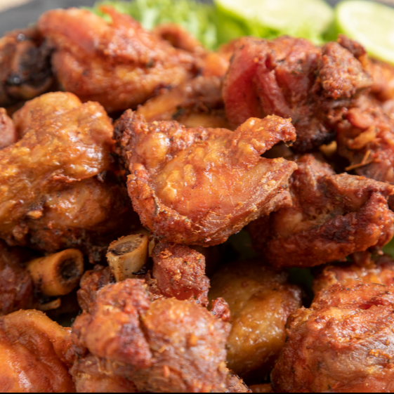 Nosso frango frito consiste em vários cortes pequenos de coxa sobrecoxa, fritos em óleo quente,sob imersão.
Serve até 3 pessoas.