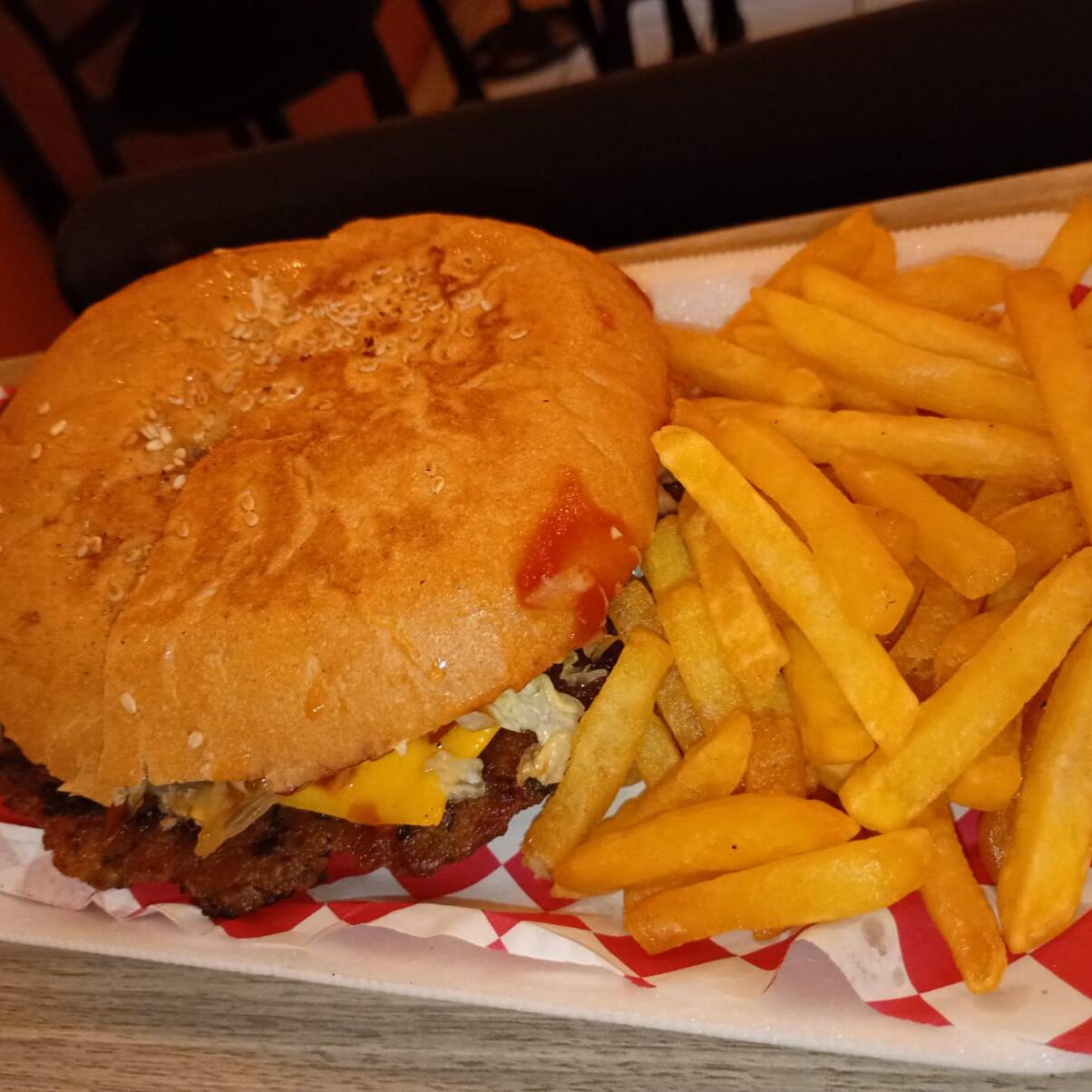Hamburguesa hawaiana con papas