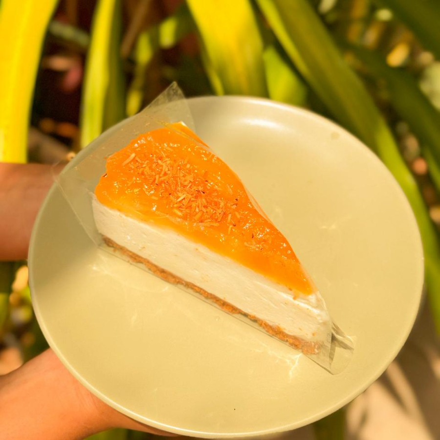 Base de biscoito amanteigado, recheio à base de cream chesse com cobertura de geleia artesanal de cupuaçu