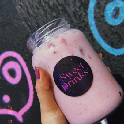 Morango, gin, creme de leite e leite condensado, copo de vidro de 600ml.