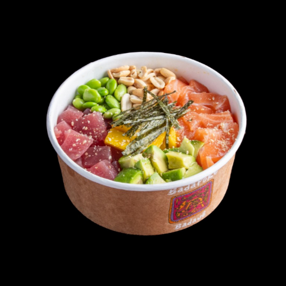 Poke de Salmão e Atum em cubos com avocado, manga e edamame servidos frio, com base de arroz japonês temperado, finalizados com alga nori picada, gergelim torrado e amendoim crocante. Acompanha Molho Ponzo Badapoke.