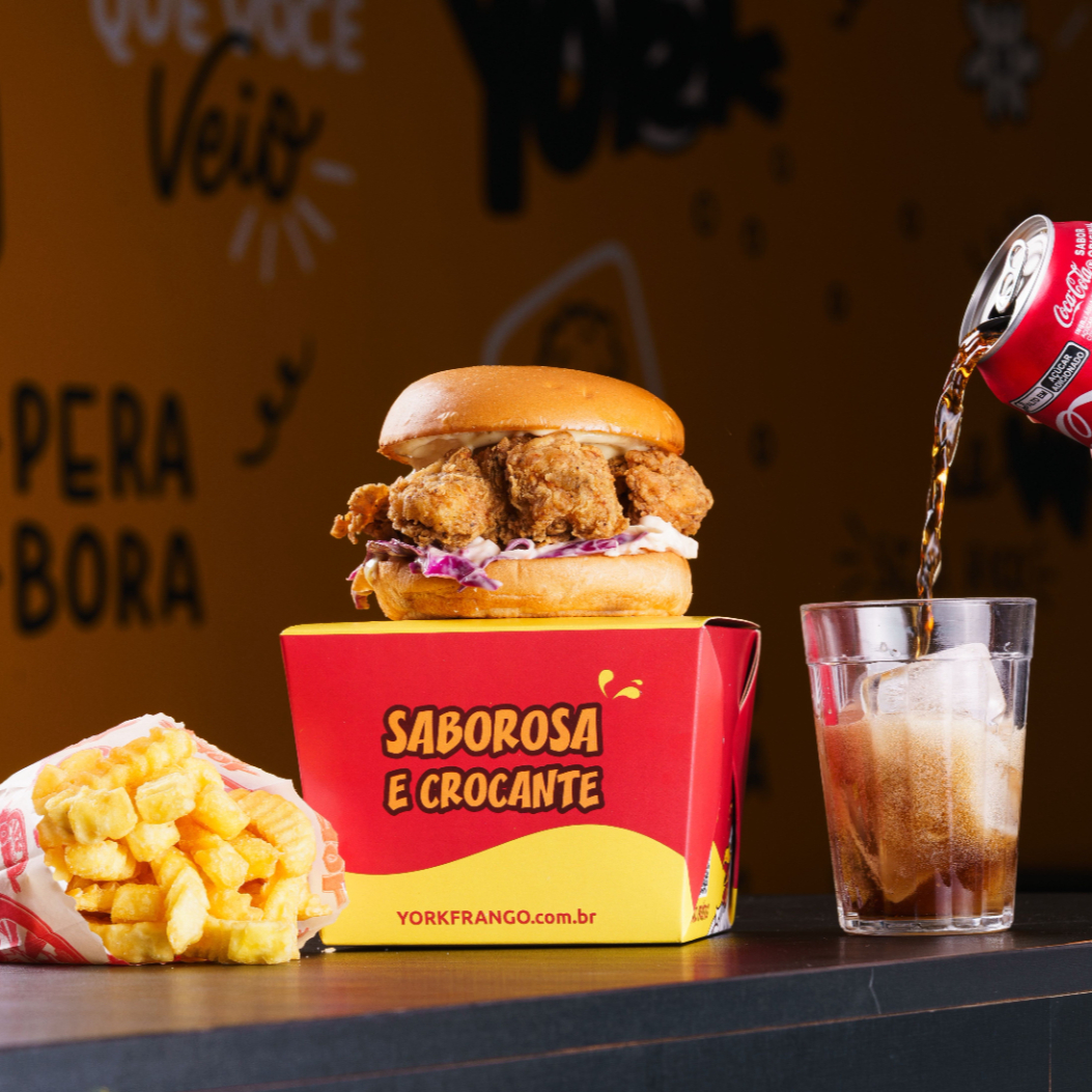 Fabuloso Lanche York preparado no pão Brioche, com melhor Frango Frito Crocante, Salada Coleslaw e Molho Acompanha Batata Frita Individual + Refrigerante Lata. Foto Ilustrativa.