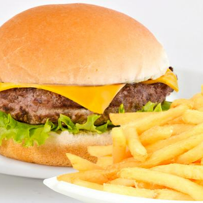 Pão Macio, 120 grs de carne (2 smash de 60 grs cada), Queijo de qualidade. Acompanha Fritas pequena e lata de Coca Cola.
