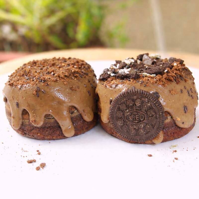 Leve essas duas delícias com um desconto especial!!
1 Mini bolo vulcão Oreo + 1 Mini bolo vulcão Ovomaltine!
Serve até 4 pessoas !
Cada Mini bolo, com aproximadamente 420g.