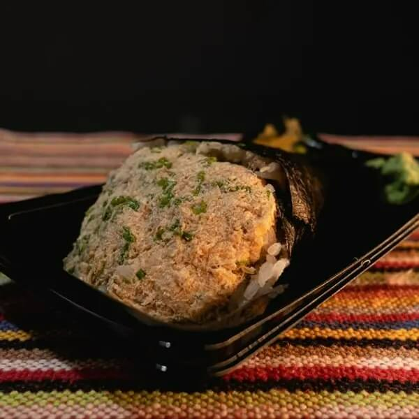 Cone de alga nori com recheio de pasta de salmão desfiado, cream cheese e cebolinha.