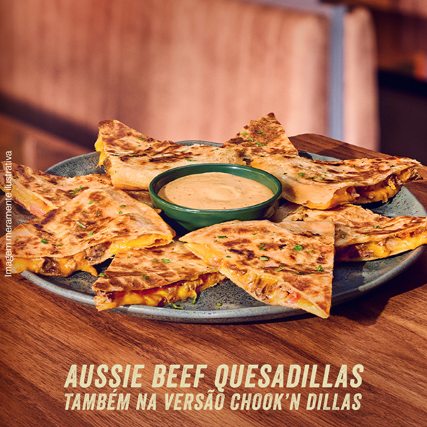 As suculentas Quesadillas na versão Aussie Beef estão de volta. O sabor espetacular de sempre, com pétalas de Bloomin’ Onion®️, tiras de filet mignon e aquele mix de queijos e tomate que todo mundo estava com saudade. Contém Glúten e contém lactose.