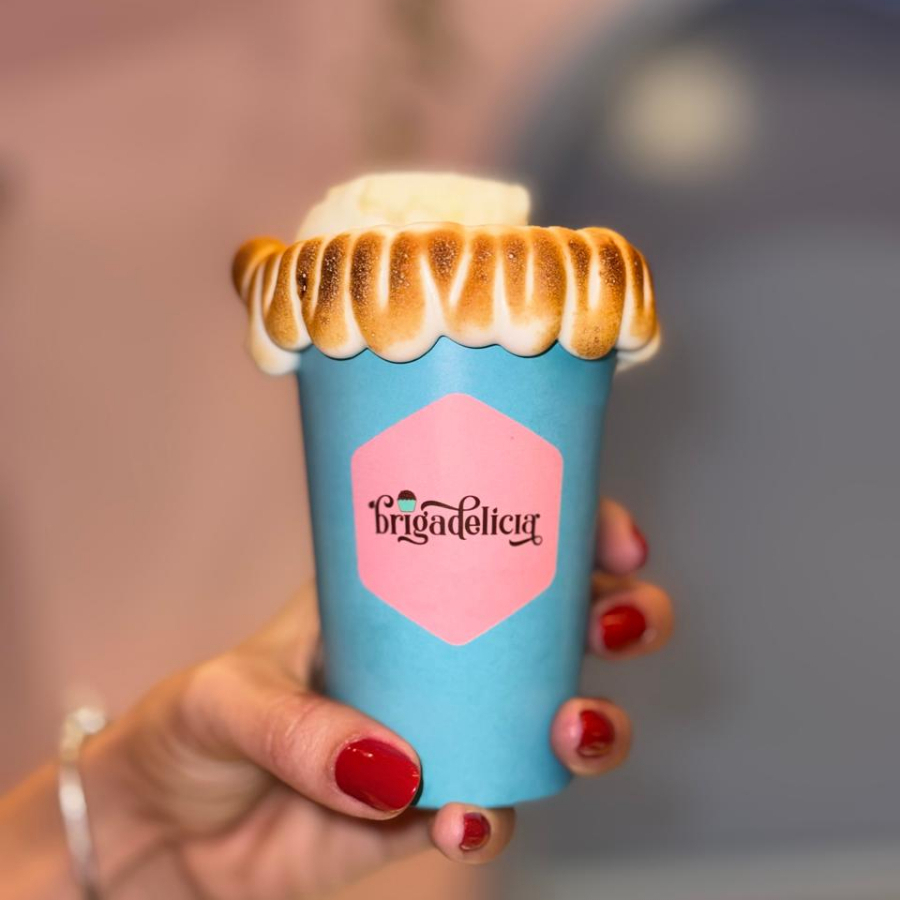Nosso irresistível chocolate quente super cremoso, servido com marshmallow levemente maçaricado e finalizado com uma generosa bola de gelato. A combinação perfeita entre o quentinho e o gelado.