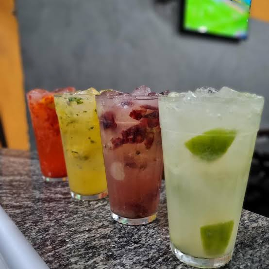 1 de limão 1 de abacaxi 1 de melancia 1 morango . Não é permitido alteração . INFORME SE VAI QUERER COM VODKA OU CACHAÇA.