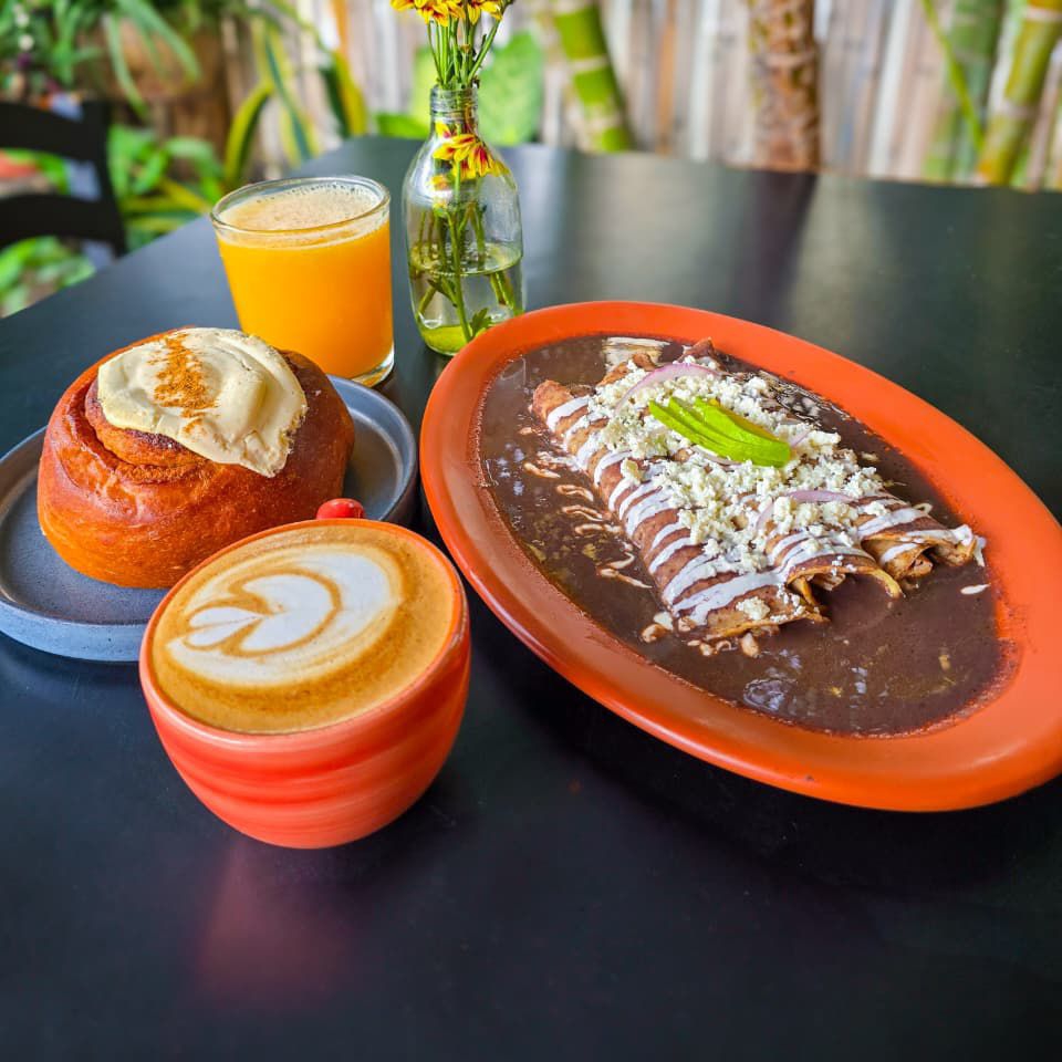 Combo Enfrijoladas+cafe+Fruta