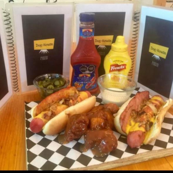 Combo 1 (2 Hot Dogs con tocino + Boneless)