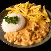 Estrogonofe de camarão cremoso, feito com tempero leve e bem equilibrado, acompanhado de arroz soltinho e batata frita crocante 🍤🍟✨ Uma opção que combina sabor e leveza, perfeita pra quem gosta de um prato marcante sem exagero 😋🔥