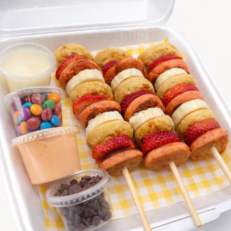 Brochetas Dulces de Hotcakes con Fruta 🍓🍌