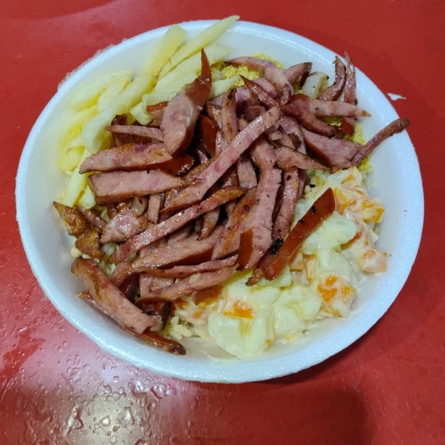 Calabresa, baião, farofa, salada de maionese e batata frita