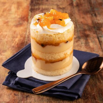 Massa branca molhadinha, com duas camadas de recheio de brigadeiro branco e geleia de Frutas amarelas picadas finalizado com chantinhinho e geleia de Frutas Amarelas bolo com 7,5 cm diâmetro