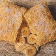 Pastel 21 cm com deliciosa massa artesanal sem conservante racheado com banana com açúcar, queijo e canela.
