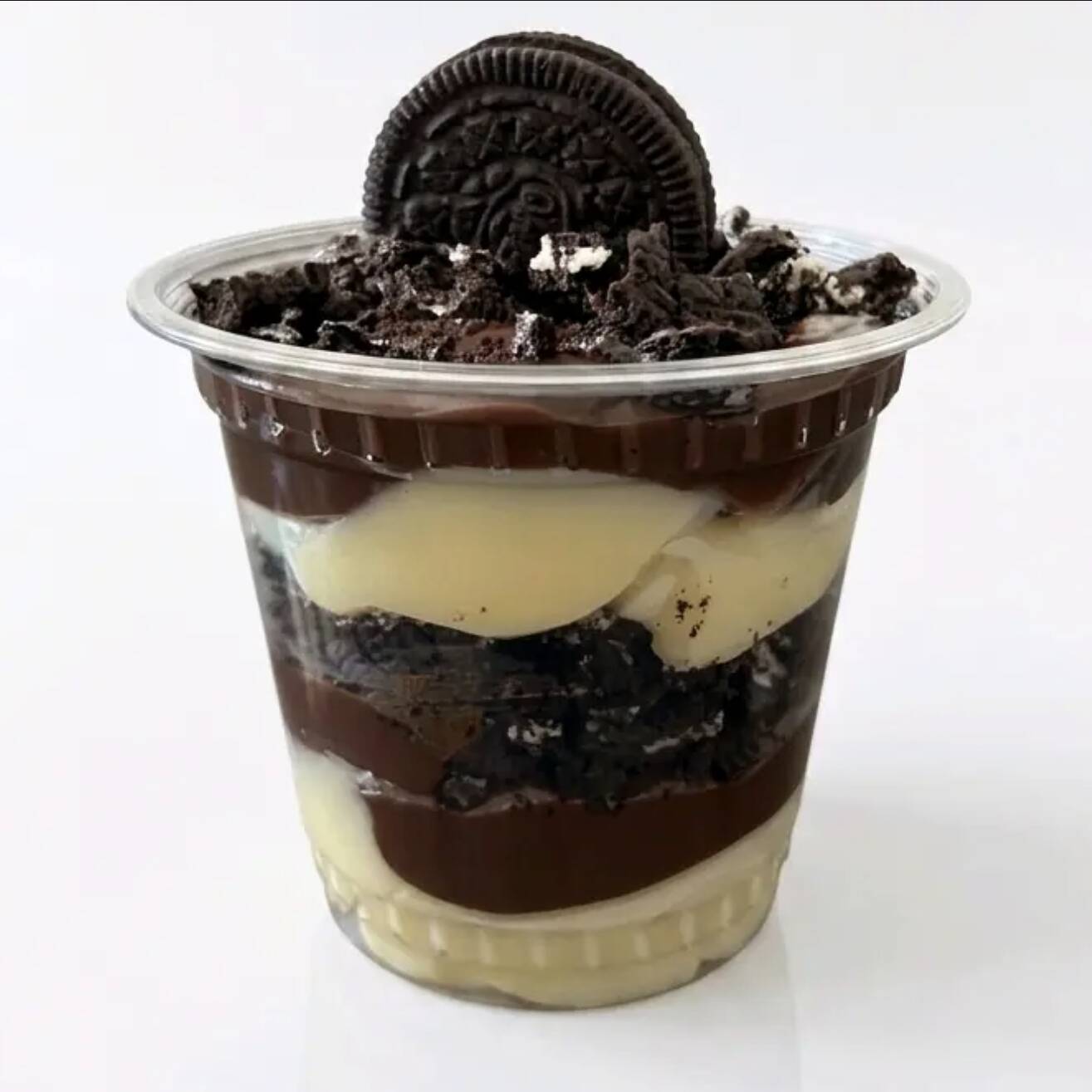 Copo de Oreo com chocolate ao leite e Ninho em camadas recheadas com Oreo picado e finalizado no granulé