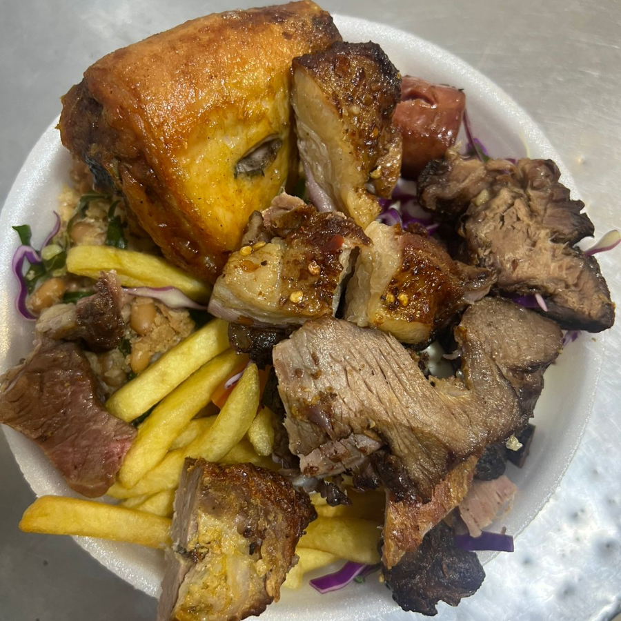 Arroz Branco, Feijão, Batata Frita, Carne Assada Bovina, de Frango e Linguiça