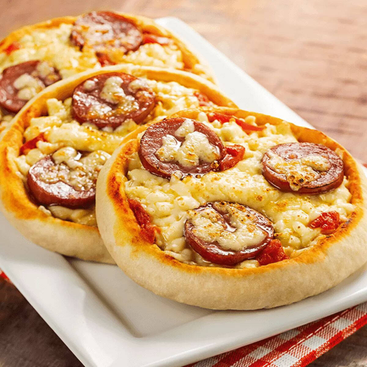 Pizza brotinho com calabresa e queijo. 14 cm