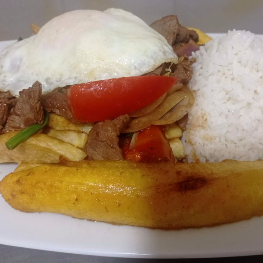 2 lomos saltados a lo pobre + 2 Inca Kola
