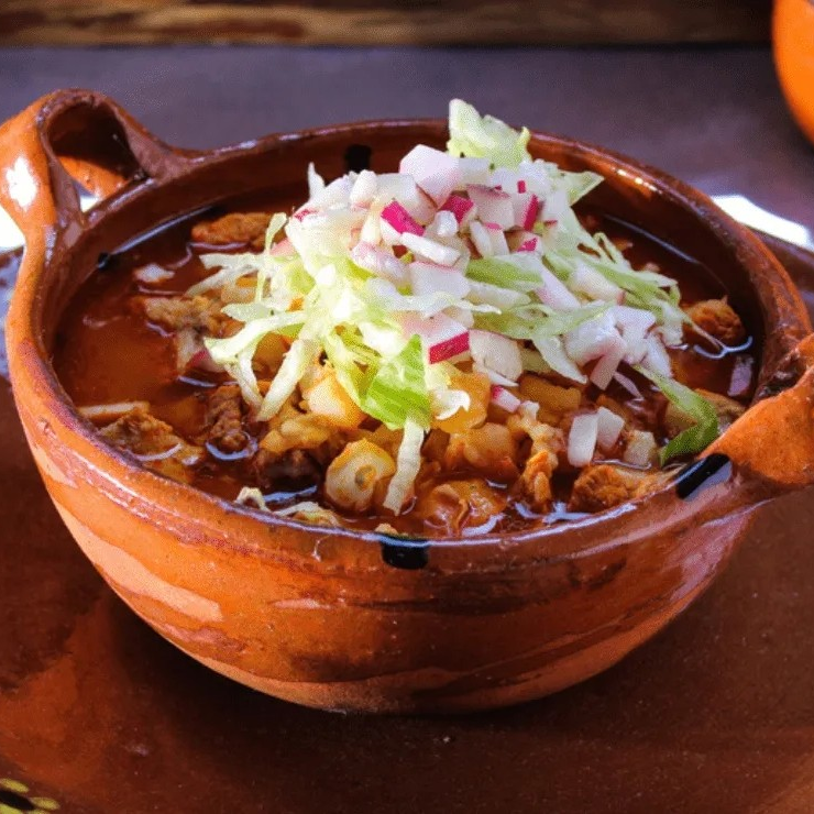 MEDIO LITRO DE POZOLE DE PUERCO + BEBIDA