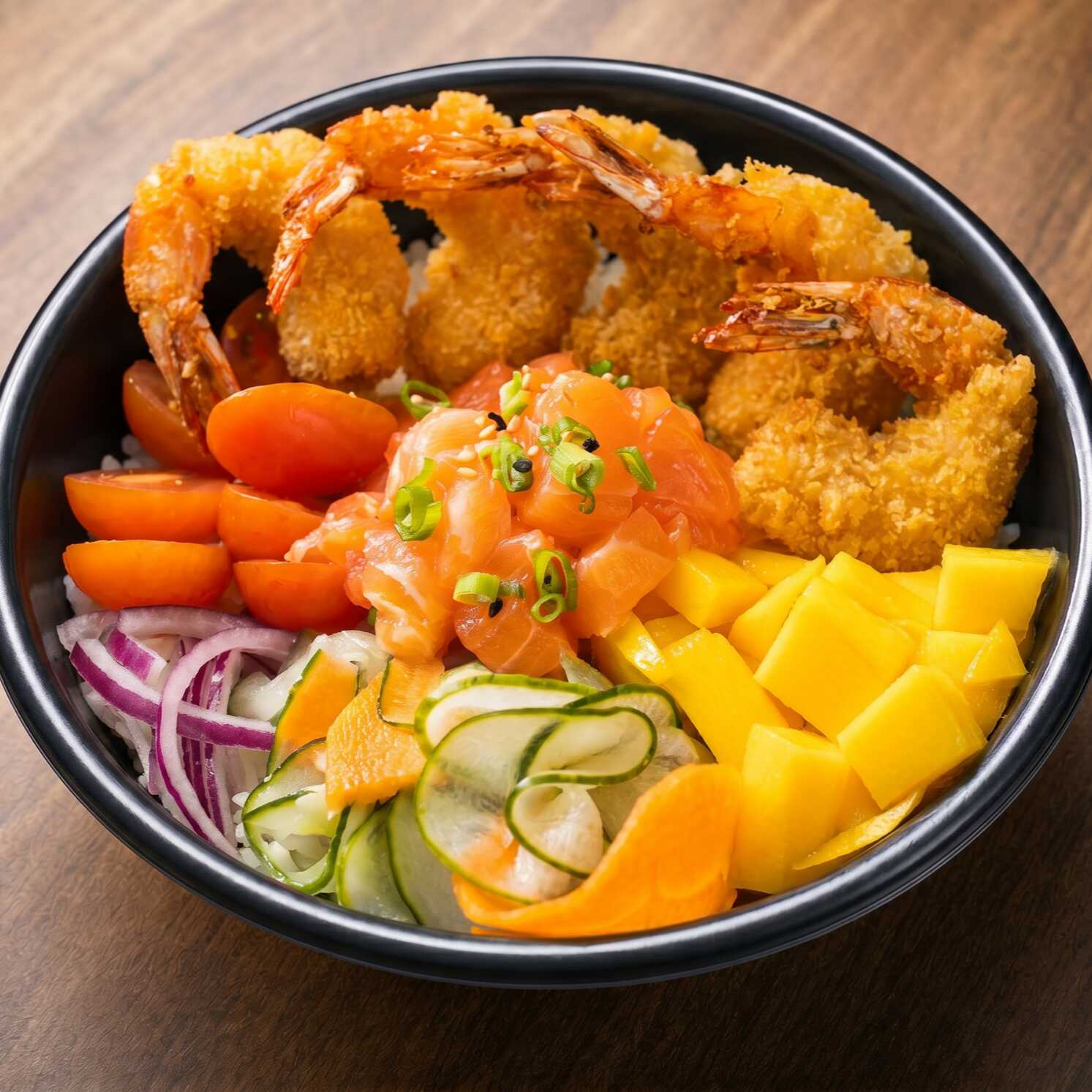 Arroz japonês, salmão em cubos, camarão empanado, salada sunomono, manga e skin de salmão.