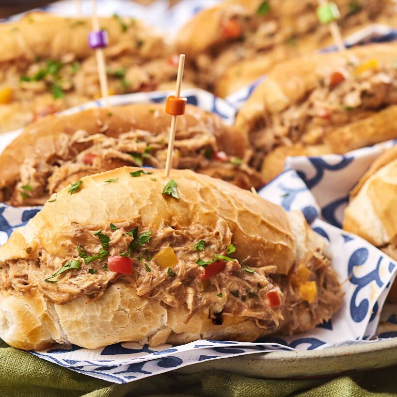 Pernil suíno com requeijão cremoso e cebola caramelizada no pão francês