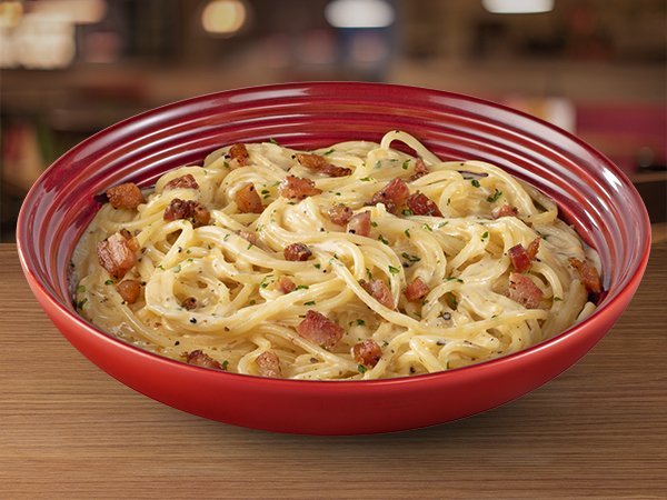 Spaghetti servido com um cremoso molho de parmesão Faixa Azul, pancetta e gema de ovo.