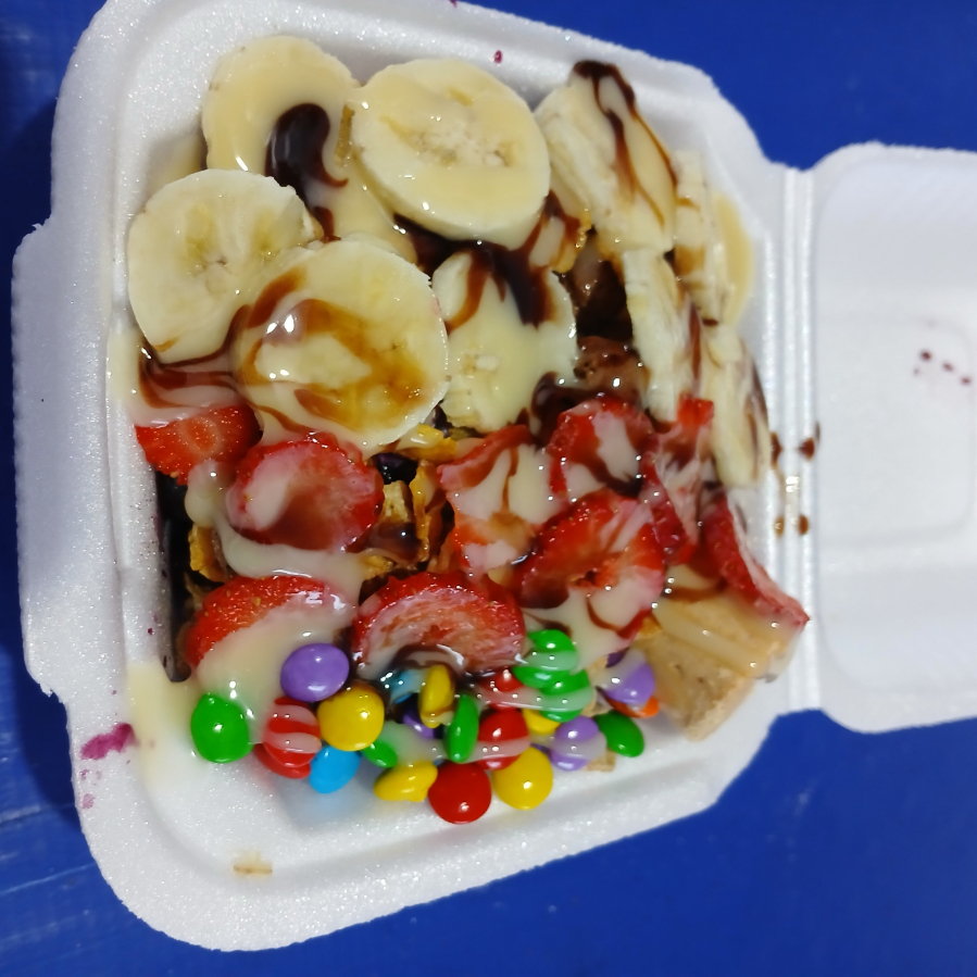 Ate 3 opções leite em pó granola chocobol sucrilho paçoca jujuba tubi m&m machimelo 1 de fruta 1 de calda