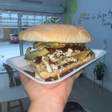 Torta de Chilaquiles Rojos o Verdes