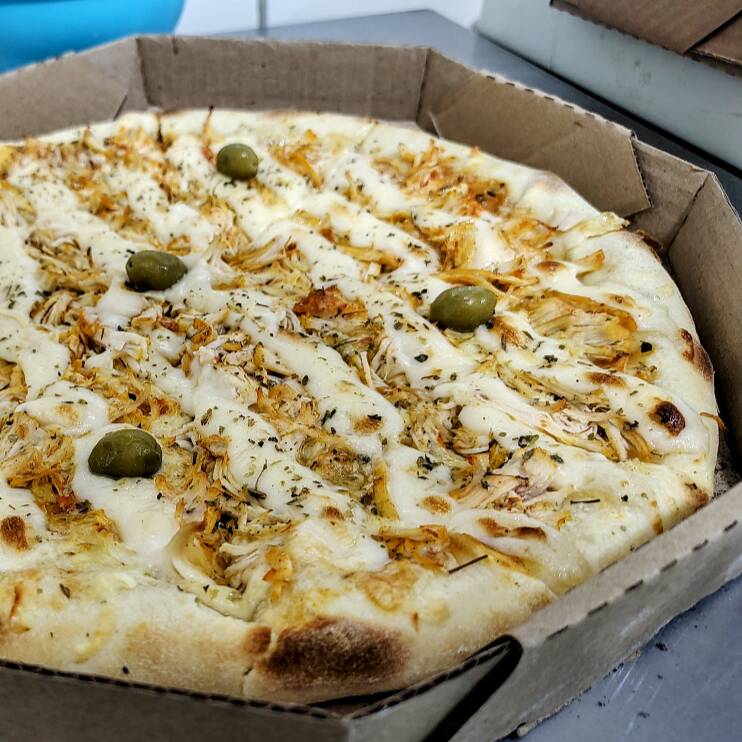 molho, mussarela, frango desfiado, catupiry e orégano.