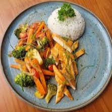 Grelhado com legumes acompanha arroz e shimeji.