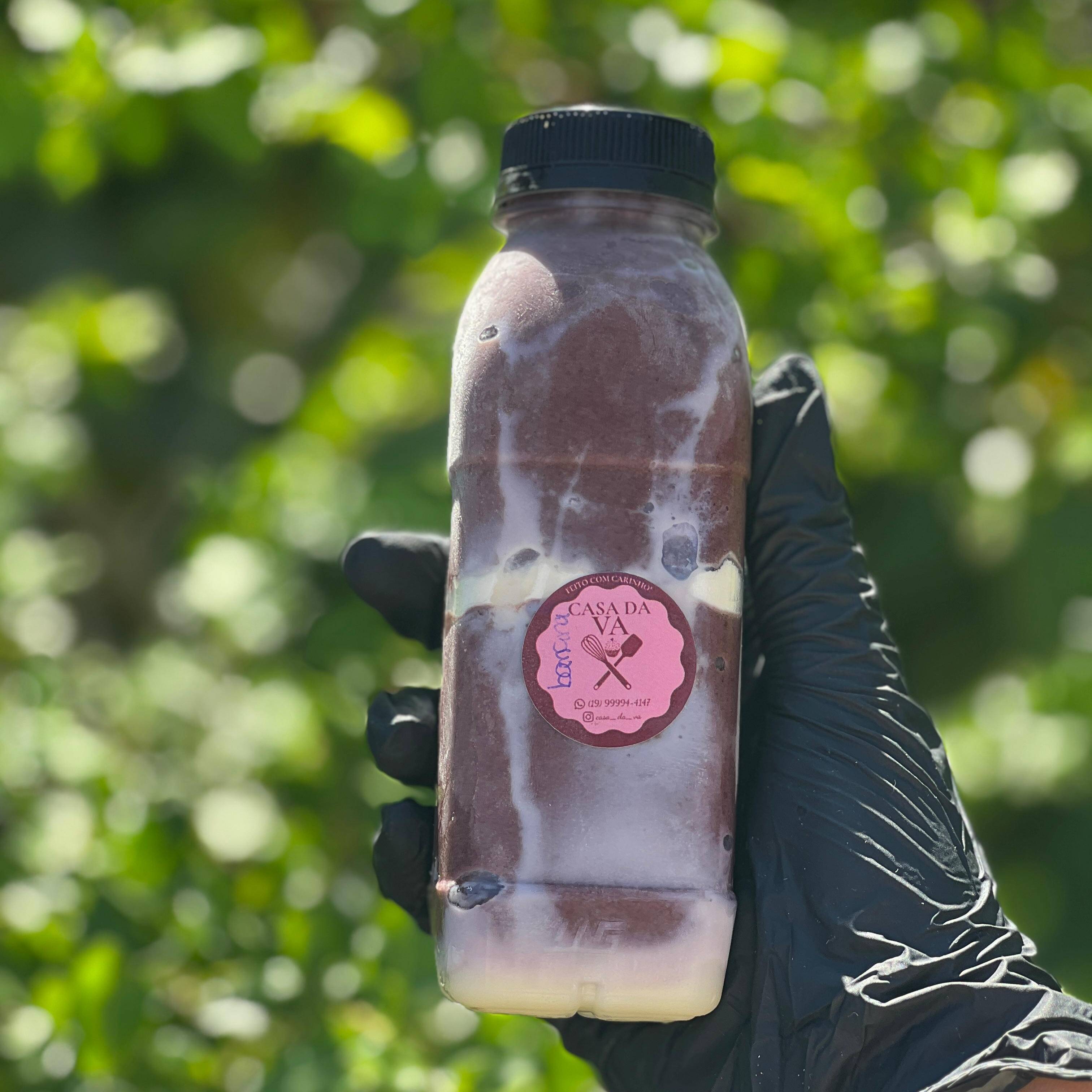 açai cremoso na garrafa, com banana leite condensado,leite integral
