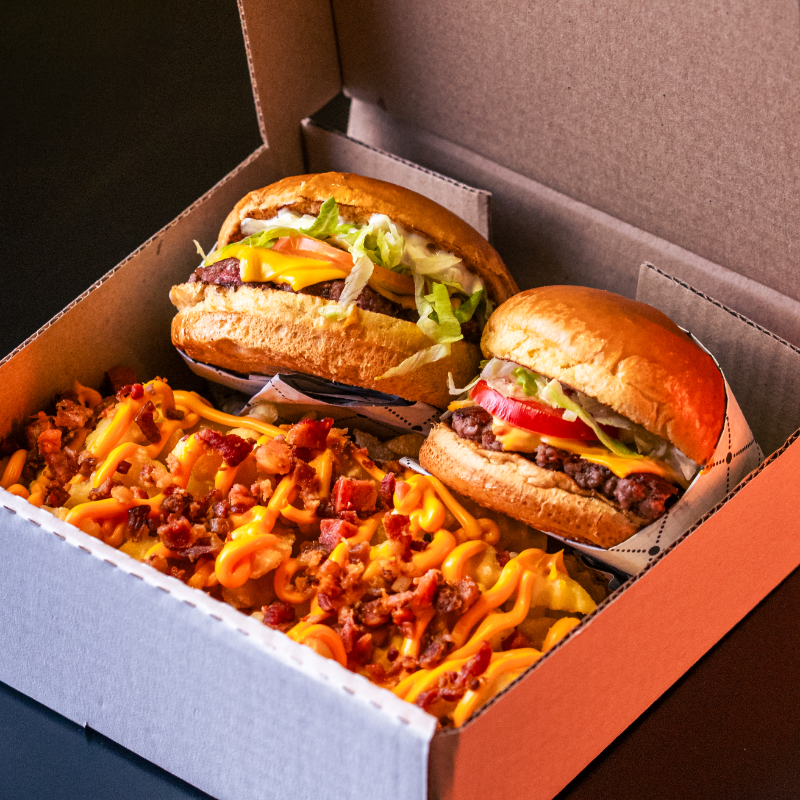 2 Salad bacon, com pão brioche, maionese da casa, burger 160g, bacon em fatias, alface americana, tomate, e 300g de fritas com bacon e cheddar