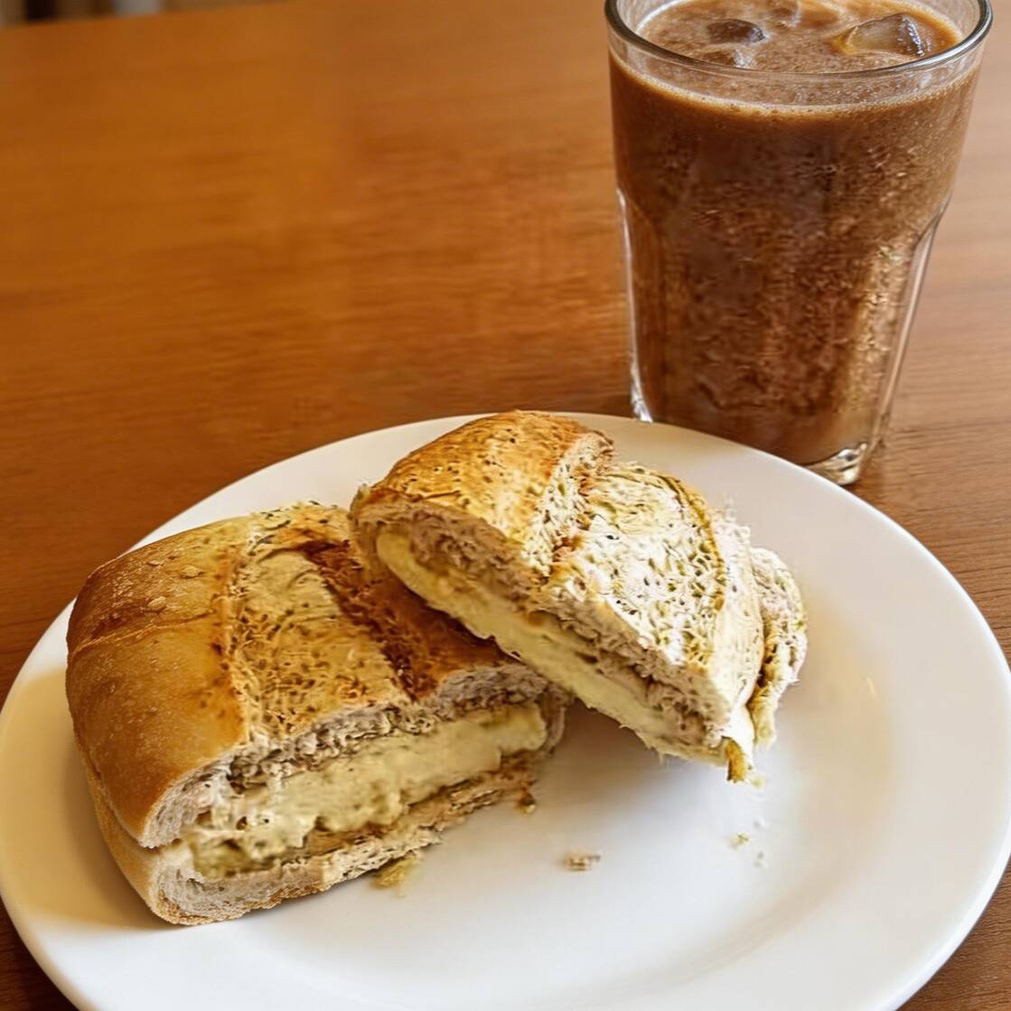 Lanche De Peito De Peru C Queijo Branco, Mamao em Fatias E Voce Escolha A Sua Bebida, Cafe, Cafe Com Leite Ou Chocolate
o café é com açúcar, duvidas chamar no chat.